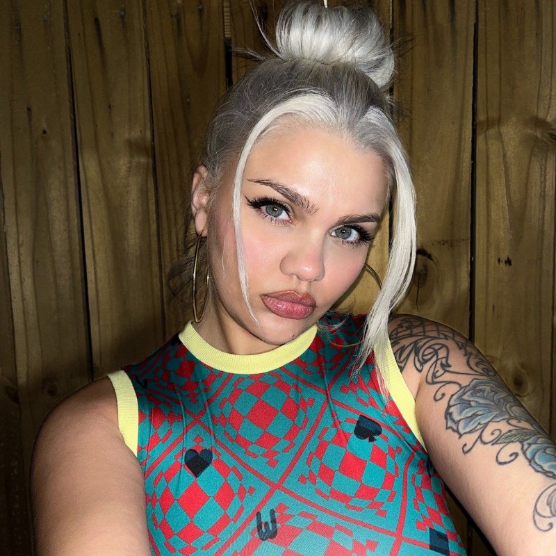 Amina Blue (@aminablue1) Snapchat Stories, Spotlight & Lenses