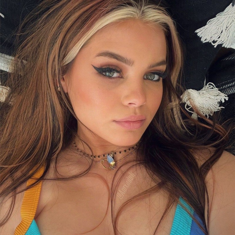 Amanda 🖤 (@amxnduh1999) Snapchat Stories, Spotlight & Lenses