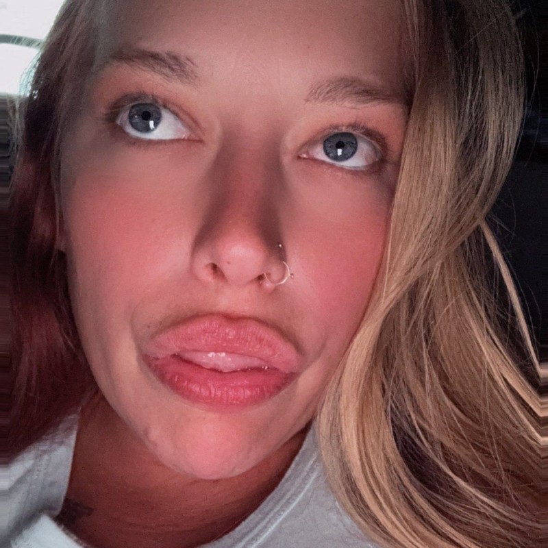 Georgie (@gsnyder94) Snapchat Stories, Spotlight & Lenses