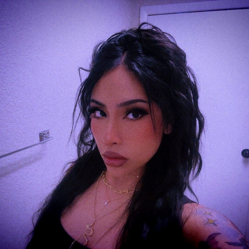 Dania (@itzdania) | Snapchat Stories, Spotlight and Lenses