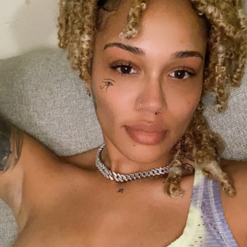 Julie Kay ( julie.kay12) Snapchat Stories, Spotlight & Lenses