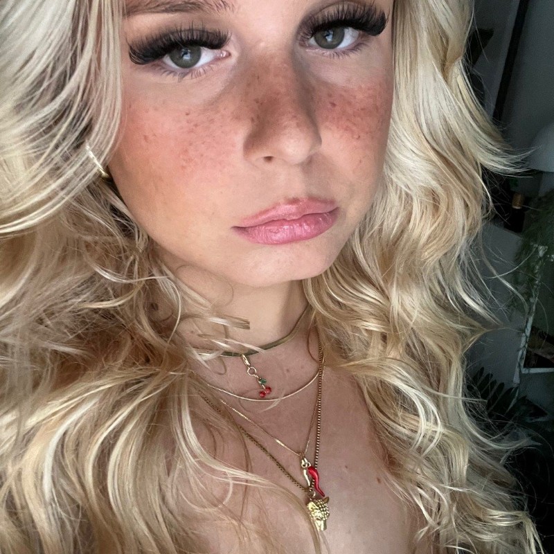 Kiki (@kikiii.isabella) Snapchat Stories, Spotlight & Lenses