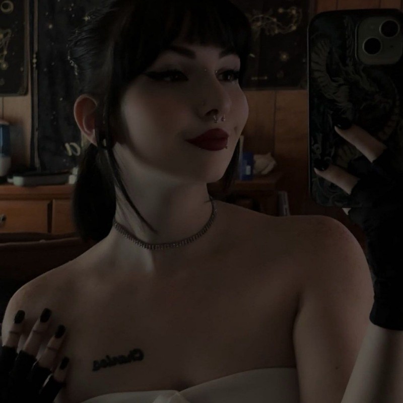 Kiss.my.cxrpse 🩸 (@kiss.mycxrpse) Snapchat Stories, Spotlight & Lenses