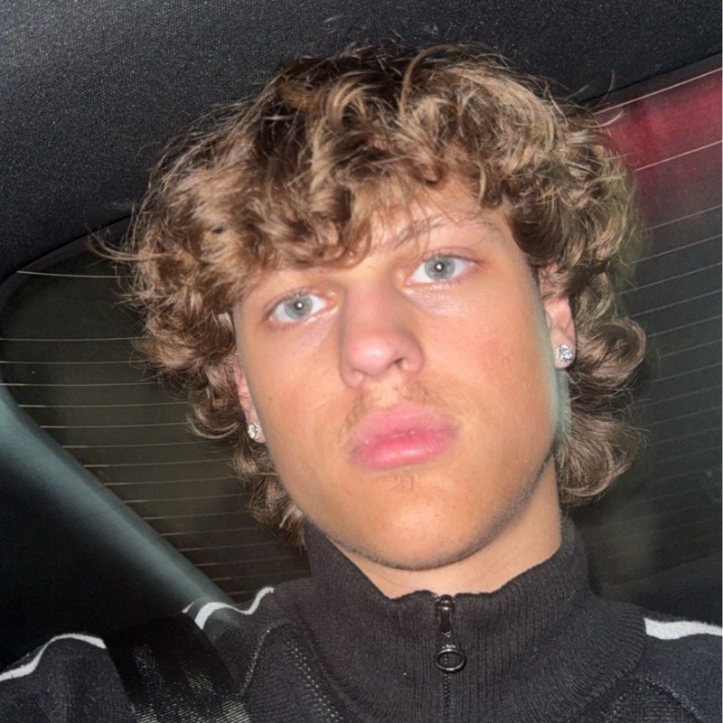 LOGAN’S LOCKS (@loganslocks) Snapchat Stories, Spotlight & Lenses