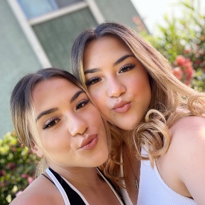 Lona Twins (@lona_twins) Snapchat Stories, Spotlight & Lenses