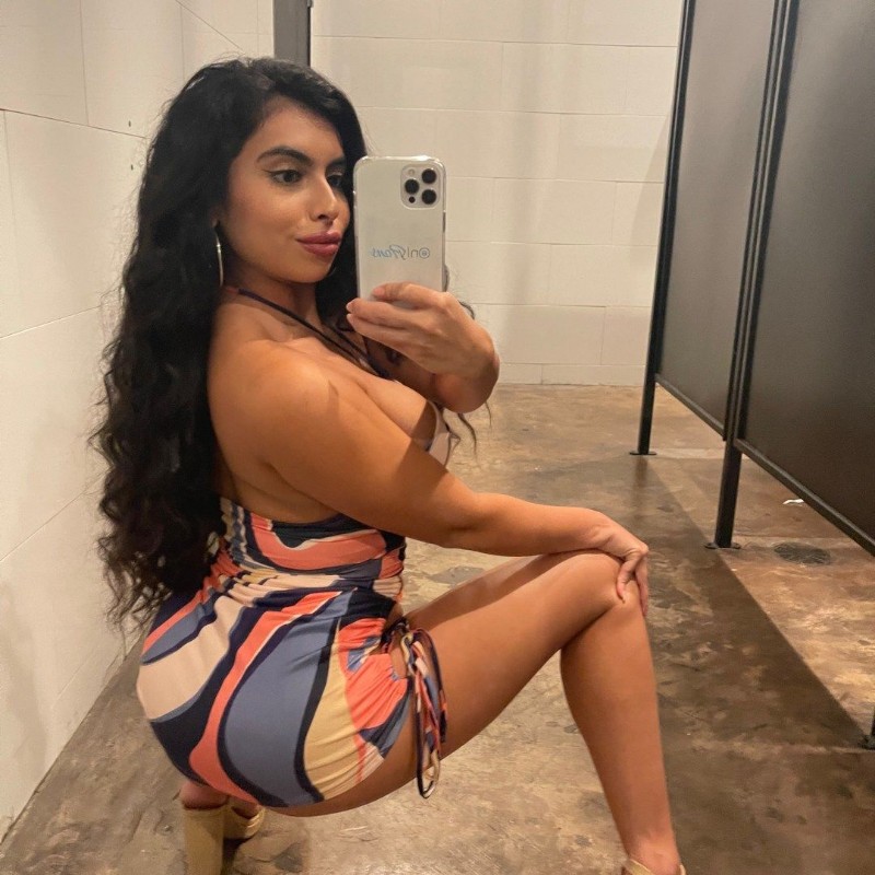 xochavella (@lov3izzy) Snapchat Stories, Spotlight & Lenses